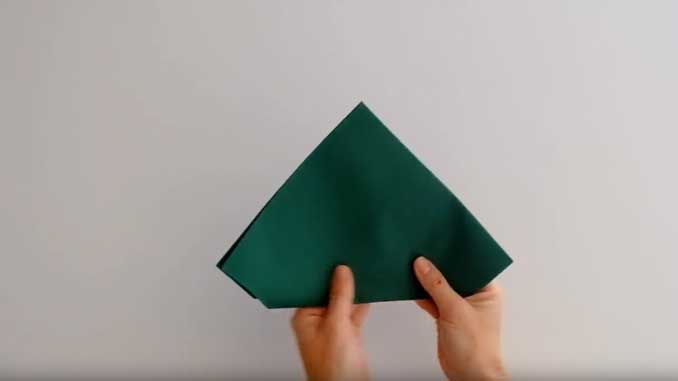 4-formas-de-doblar-servilletas-de-papel-para-navidad-en-forma-de-arbol-dobla-las-esquinass-la-pajarita-mapelor
