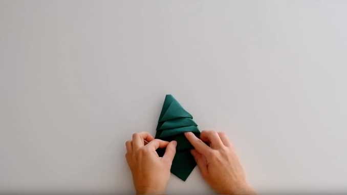 4-formas-de-doblar-servilletas-de-papel-para-navidad-en-forma-de-arbol-pliega-las-capas-la-pajarita-mapelor