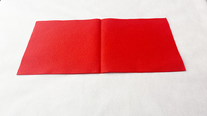 5-formas-de-doblar-servilletas-de-papel-para-navidad-de-forma-elegante-gama-airlaid-rojo-abierta-mitad-la-pajarita-mapelor