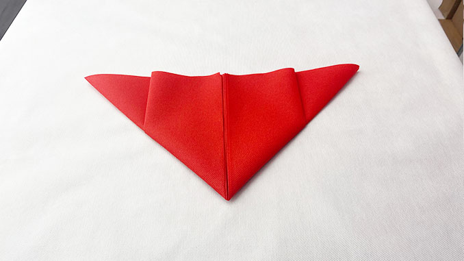 5-formas-de-doblar-servilletas-de-papel-para-navidad-de-forma-elegante-gama-airlaid-rojo-baja-2-la-pajarita-mapelor