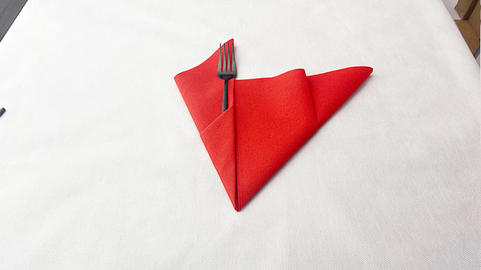 5-formas-de-doblar-servilletas-de-papel-para-navidad-de-forma-elegante-gama-airlaid-rojo-cierra-1-la-pajarita-mapelor