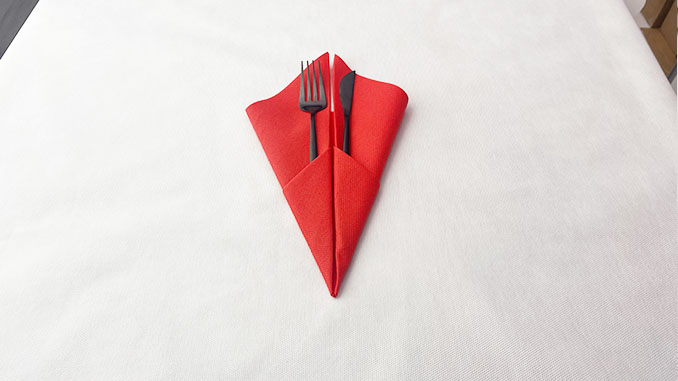 5-formas-de-doblar-servilletas-de-papel-para-navidad-de-forma-elegante-gama-airlaid-rojo-cierra-2-la-pajarita-mapelor