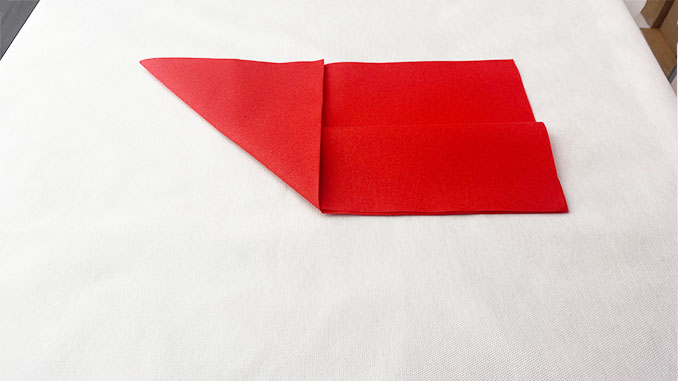 5-formas-de-doblar-servilletas-de-papel-para-navidad-de-forma-elegante-gama-airlaid-rojo-triangulo-1-la-pajarita-mapelor