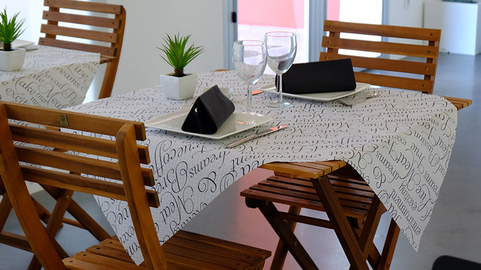 consejos-para-decorar-las-mesas-de-un-restaurante-manteles-la-pajarita-mapelor