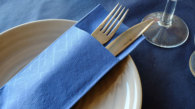 consejos-para-decorar-las-mesas-de-un-restaurante-servilletas-canguro-la-pajarita-mapelor