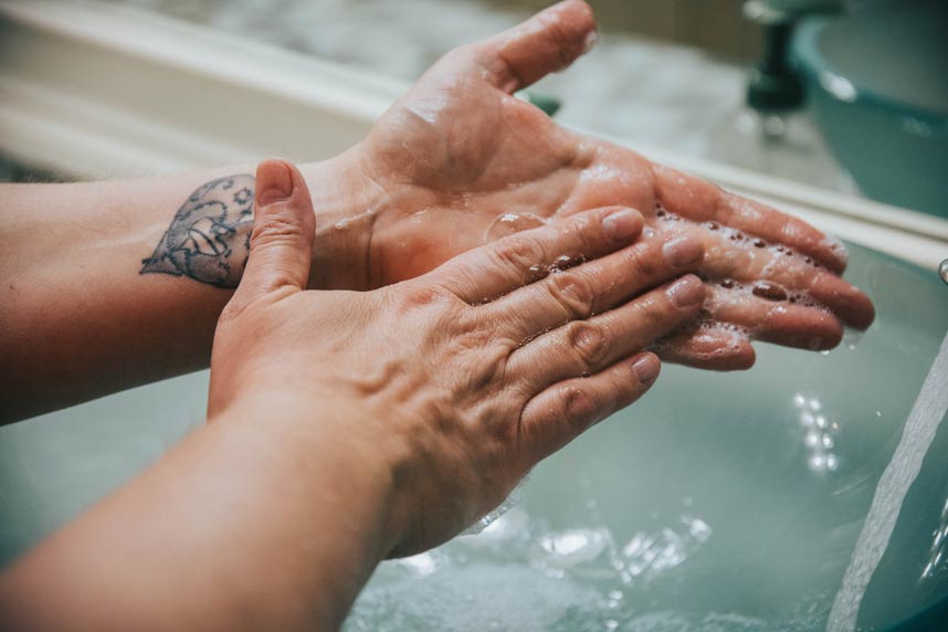 personas-no-se-lavan-bien-las-manos-covid-19